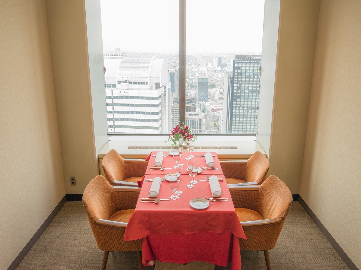 公式 ホテルオークラレストラン デューク 新宿 ビル最上階50階で夜景とフレンチを堪能できるスカイレストラン